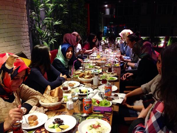 ElifProjesi's tweet photo. Elif Projesi Yaz Eğitimleri katılımcıları iftar programında buluştu. http://t.co/wlrNS7Cvpx