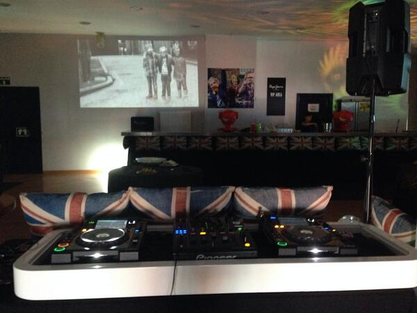 RADNESSmusic's tweet photo. Ayer en la sala Vip de @PepeJeans_es con @Escuela_INTED #OneDirectionMadrid http://t.co/INxfPcX9Rg