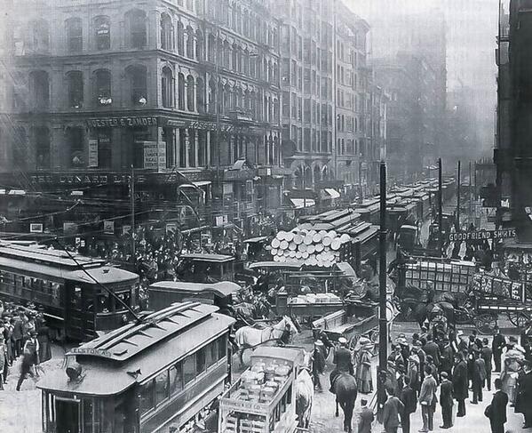 HistoryInPics's tweet photo. Chicago Rush Hour, 1909 http://t.co/lBK6cNTJPl