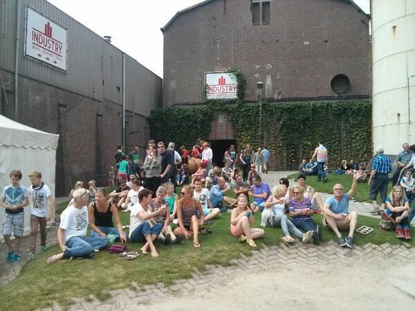 FabriekMagnifiq's tweet photo. Was een spetterend optreden van @toomanyparrots #fabFM14 #chvpodium http://t.co/kz4GdOL4NL