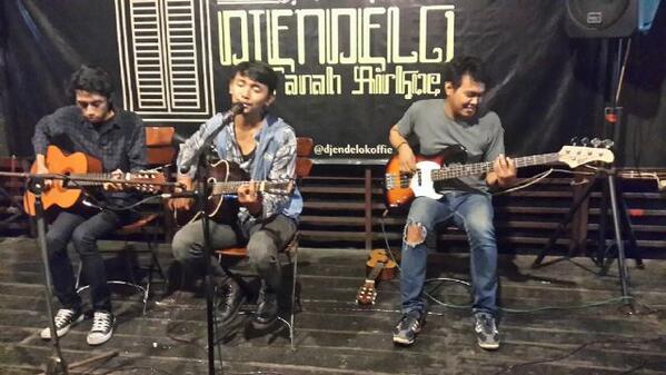 Radio senja cover the beatles ( <a href="/titoprisha/">BADUT LUAR ANGKASA</a> <a href="/andhiandi/">Andi Andhi</a> @BismoSaputraa ) at <a href="/djendelokoffie/">Djendelo Koffie</a>