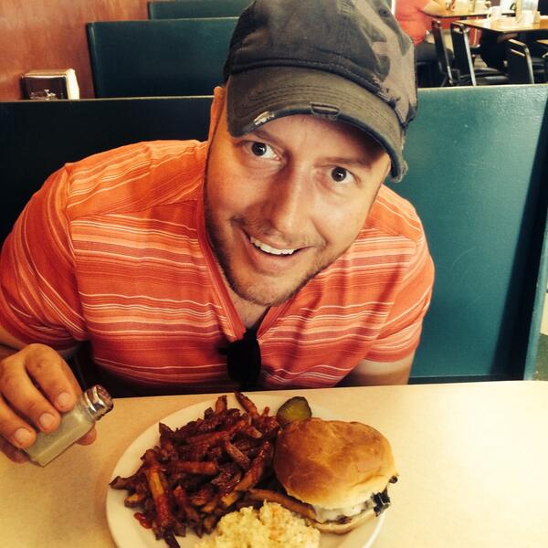 ToewsCorey's tweet photo. Bison burger and fries in Selkirk.  #mbadventure http://t.co/v9zD4joSjI