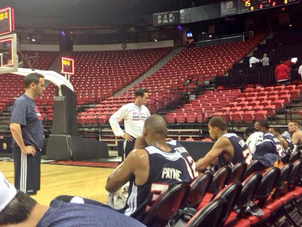 TeamYouFirst's tweet photo. @cfccs debuta hoy en la #NBASummerLeague de Las Vegas como entrenador ayudante de los @ATLHawks #YouFirstClient http://t.co/7REMh9OYDx