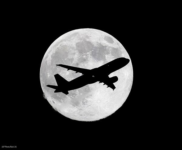 FoxNews's tweet photo. Eye to the night sky! Don't miss the celestial phenomenon called #Supermoon starting TONIGHT! http://t.co/IWBY3vK6XE http://t.co/yVoG9tYFf8