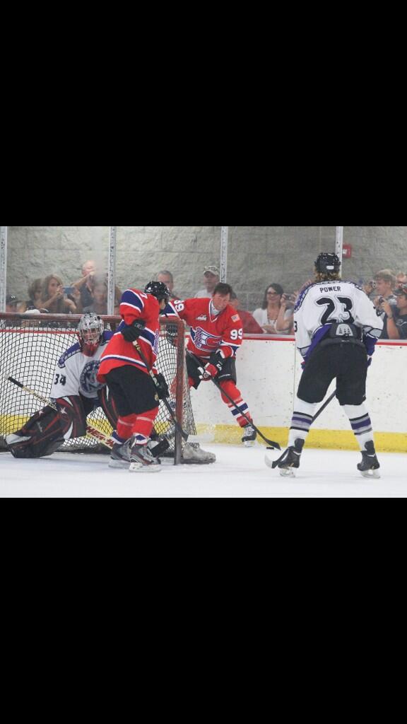 powers7's tweet image. Amazing day at the NHL alumni charity game! Thanks to everyone who came and supported #hockey #waynegretzky