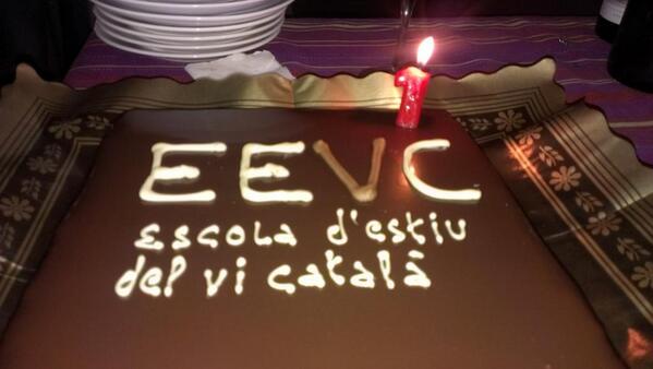 EscolaViCatala's tweet photo. Sopar de fi de curs de tots els participants  @EscolaViCatala El Carles ha portat un pastis Som la primera promoció!! http://t.co/yBcDZkDh1i