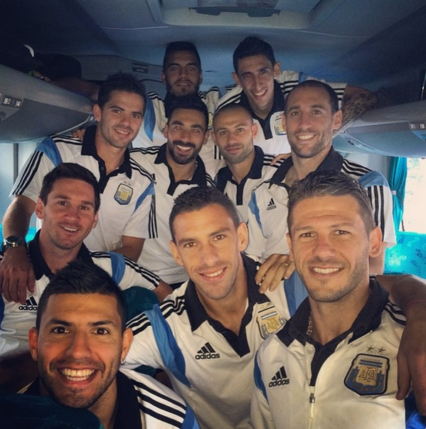 C5N's tweet photo. La foto que se volvió cábala: La Selección llegó a Río de Janeiro en búsqueda del sueño mundialista http://t.co/efLYVwG11V
