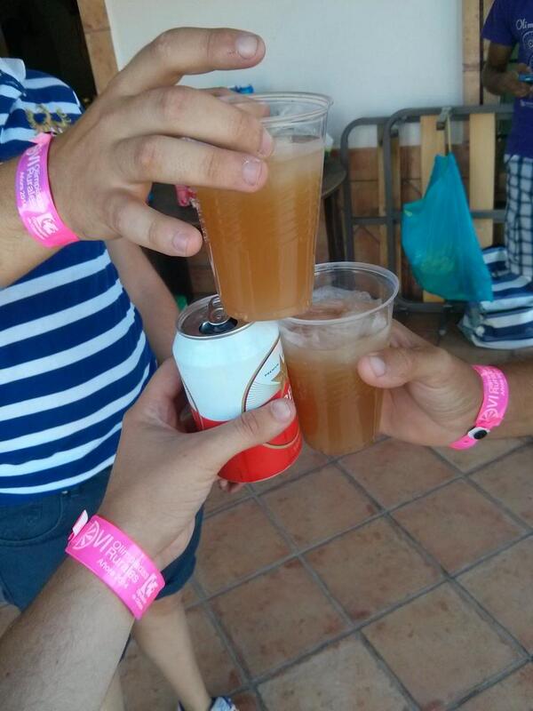 El equipo celebrando la participación y el resultado en las olimpiadas