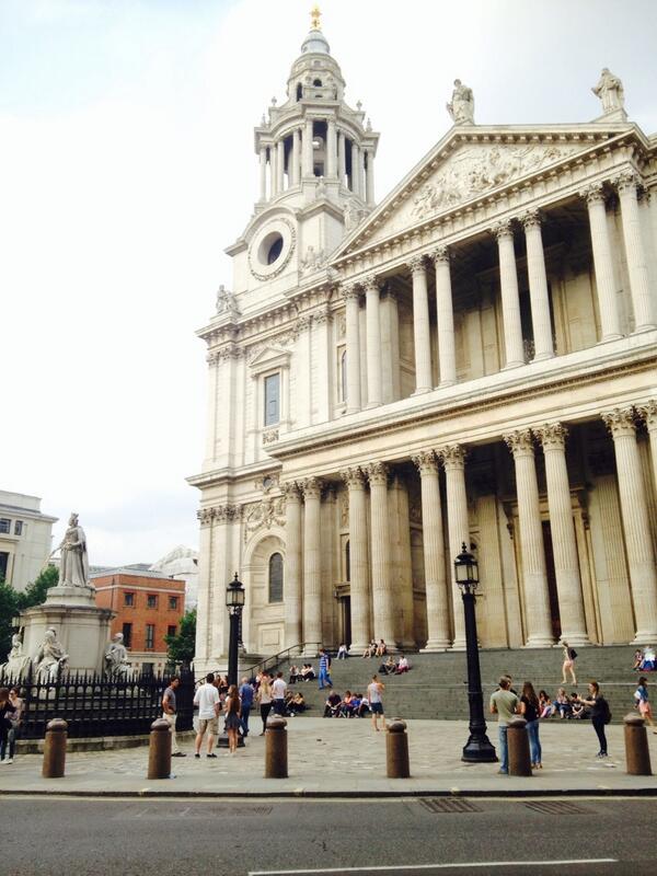 Julie_eyespace's tweet photo. Gorgeous night in London, fellow comrades on their way! http://t.co/Za22vdyLft
