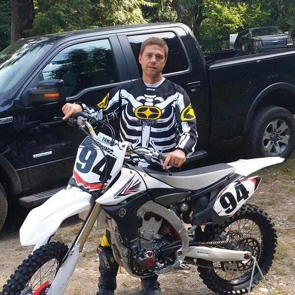 AngllCbraa's tweet image. Mark is getting ready to ride!! #motos #trackriding #mylove #staysafe