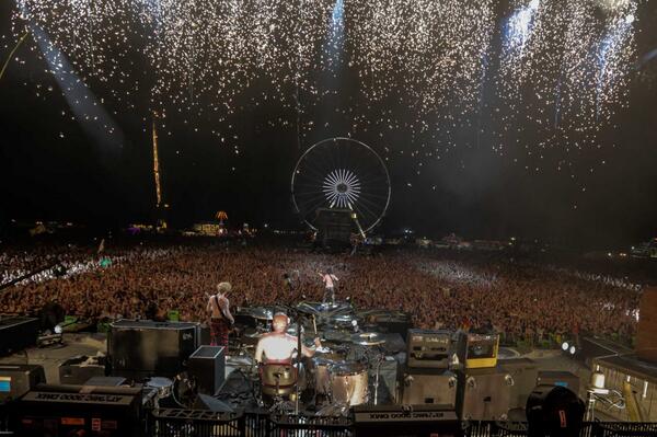 BiffyClyro's tweet photo. If you missed it last night, you can now watch the full #TinthePark set online at http://t.co/7yI8ym8gzB #BinthePark http://t.co/Do1owNUHG2