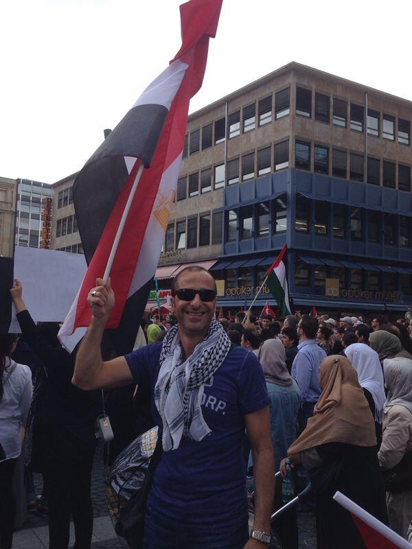 bkeskin26's tweet photo. #FreePalestine #GazaUnderAttack #PrayForGaza Today in Frankfurt City we pray for our Brothers and Sisters... http://t.co/XUYZQqg1vs
