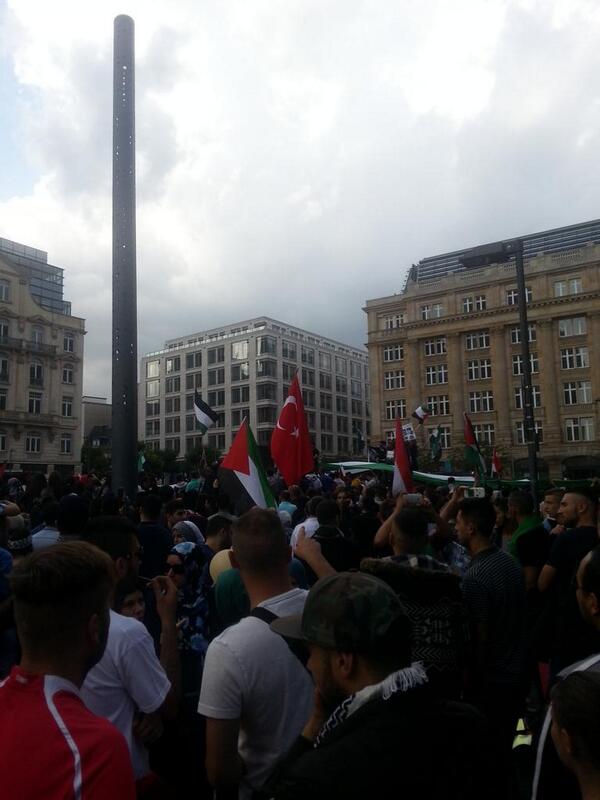bkeskin26's tweet photo. #FreePalestine #GazaUnderAttack #PrayForGaza Today in Frankfurt City we pray for our Brothers and Sisters... http://t.co/XUYZQqg1vs