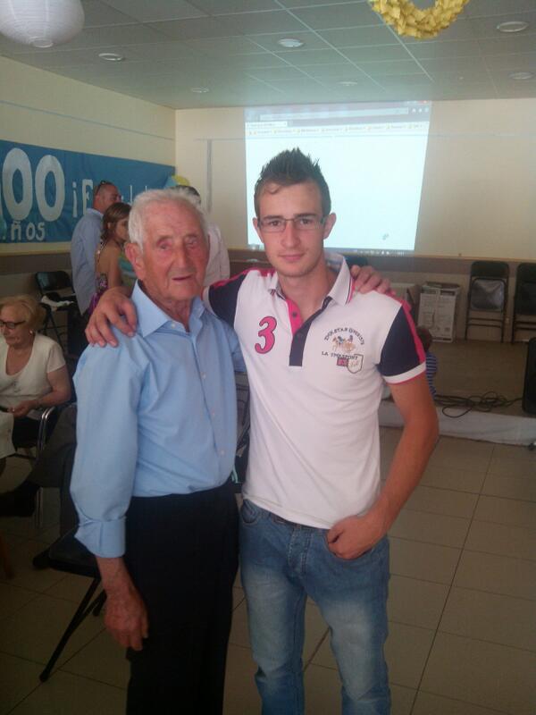Pro_radialman's tweet photo. Con el más viejoooo del pueblo felicidades tio felices 100. http://t.co/Xqgd9gKrc8