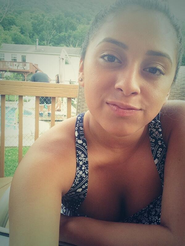 Evelin__Mendoza's tweet photo. #poolselfies 🌞 http://t.co/EW5IOq6c3T