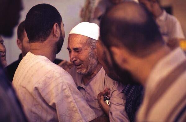Gr__sh3r's tweet photo. عندما تبكي الرجال

فاعلم أنّ الأسى قد بلغ الجبال

مسن فقد زوجته وثلاثة أبناء

#غزة_تحت_القصف #غزة  #GazaUnderAttack http://t.co/ChGmUtW5dv