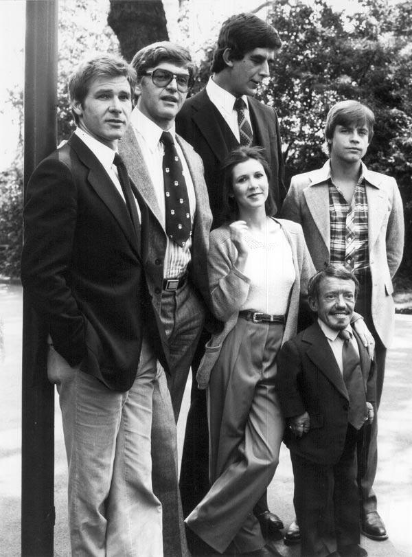RT @HistoryInPics: Harrison Ford, Dave Prowse, Peter Mayhew, Carrie Fisher, Mark Hamill & Kenny Baker, 1979 http://t.co/lUbohQjIOl