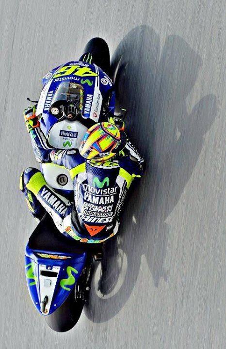 yamahayellow46's tweet photo. @ValeYellow46 è anche il mio parrucchiere #messainpiega http://t.co/tI6EhE5gug