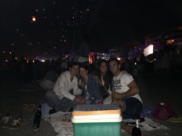 joni_javier's tweet photo. En la playita con @antoniomanilva @laurabm27 y mi cari @laurita_lgr #nochedelalunallena http://t.co/lYxhMEw1Nr
