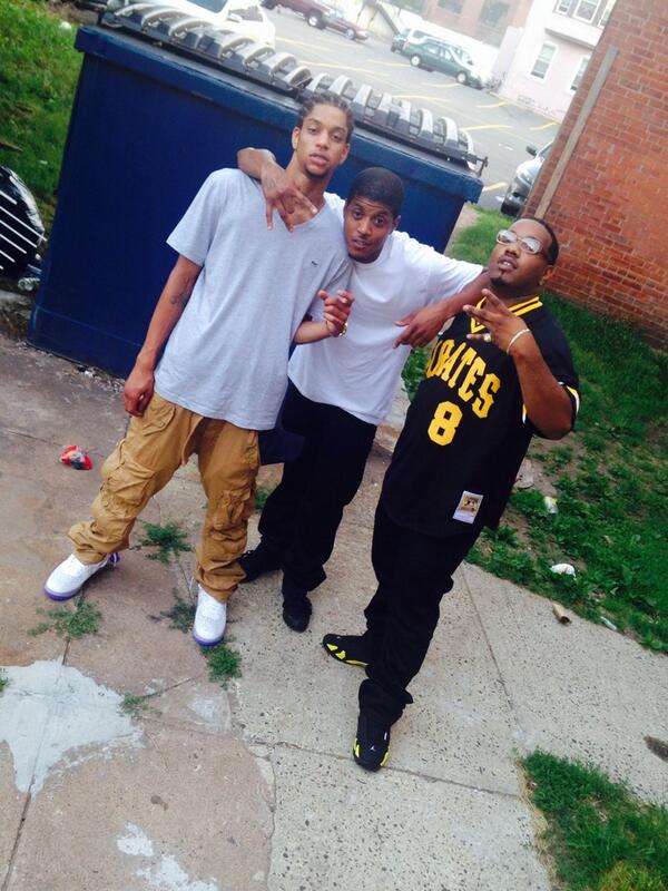 Deadcuzin's tweet photo. 😼 Coolin Wit My Older Locs 🔷 #BkaCCs 🔷🔷🔷@Bleu_Devil @CuzzyPumper #PBC 🔷🔷🔷 http://t.co/1Sur4NDK0g