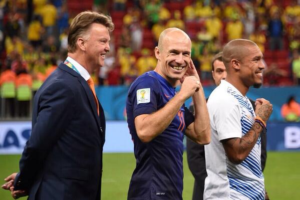 ActuFoot_'s tweet image. Robben: "Louis van Gaal m'a dit qu'il y aurait toujours de la place pour moi à Manchester United..." #NED