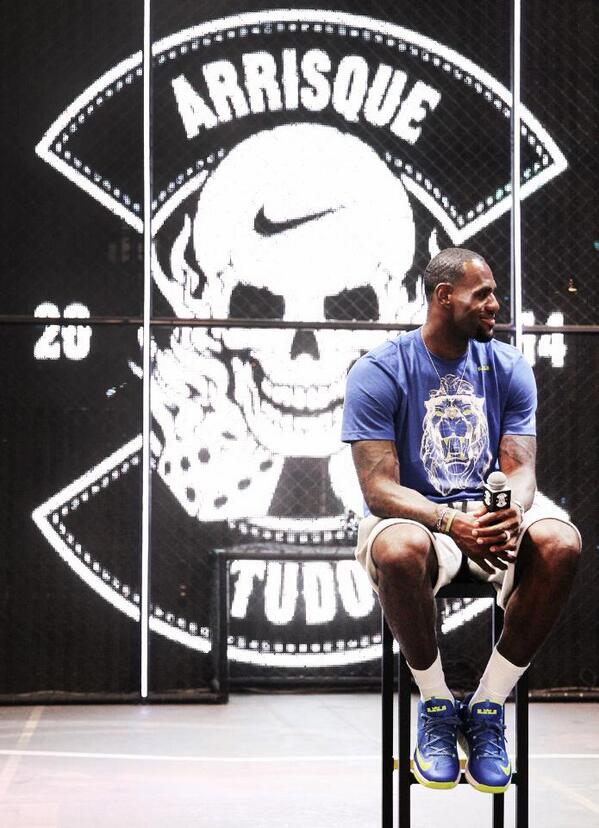 NikeRio's tweet image. .@KingJames está voltando pra casa, mas antes ele deu uma passada aqui na #CasaFenomenal.