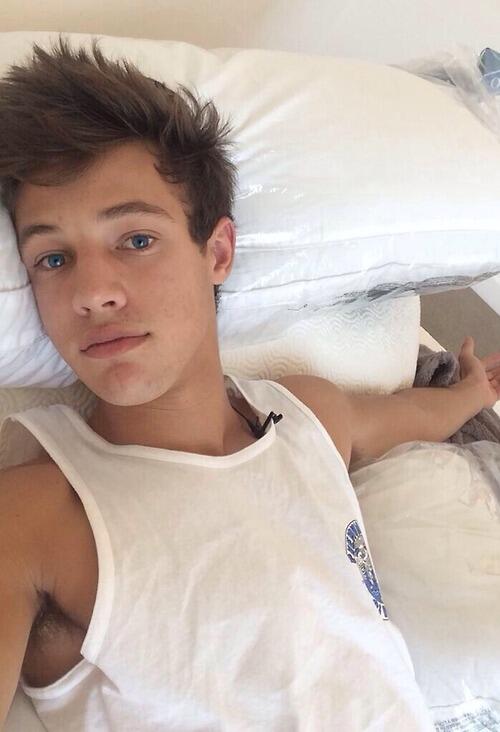 kiingcameron's tweet photo. holy sheittt blue eye edit http://t.co/bOv8TLjyk2