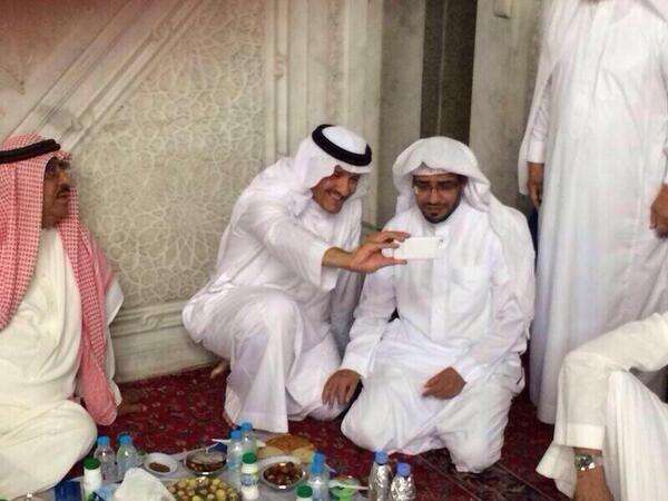 AJELNEWS24's tweet photo. #صورة 🔴

الأمير #سلطان_بن_سلمان يلتقط صورة "سيلفي" مع الشيخ #صالح_المغامسي ، أثناء تناولهم الإفطار في مسجد قباء .

- http://t.co/3FuVlATo2a