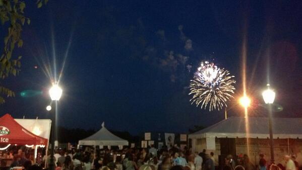 LyleMultimedia's tweet photo. Let the fireworks fly here in downtown Hartford, thanks to the @RiverfrontRecap!! #CTRiverFront http://t.co/YgWyd8aRGB