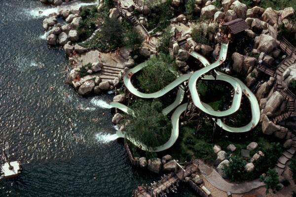 대에박 RT <a href="/HorrorPicx/">Horrifying Pics</a>: Abandoned by Disney! (Photo Album) buff.ly/1zr7Lkk