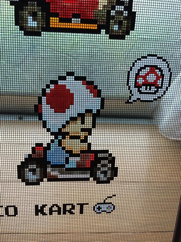 くっち 網戸ットって言うんだ ドット絵だからね Rurue0111 網戸にマリオカート描いてみた 網戸ット 8bit Shugei Http T Co R4kheejgfn