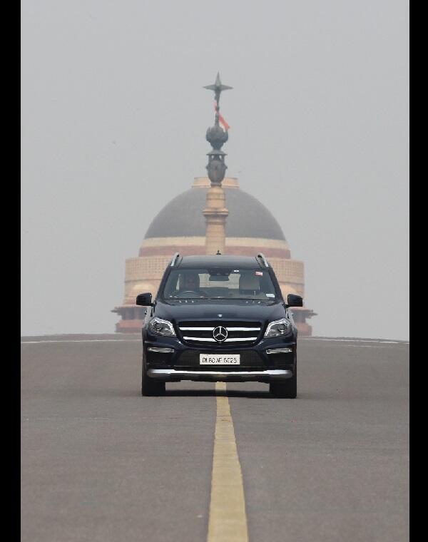 The potent @MercedesBenzInd #GL63AMG rolls down #Rajpath. Good capture @AbhishekChaliha #AMG #SuperSUV #Ferraripower