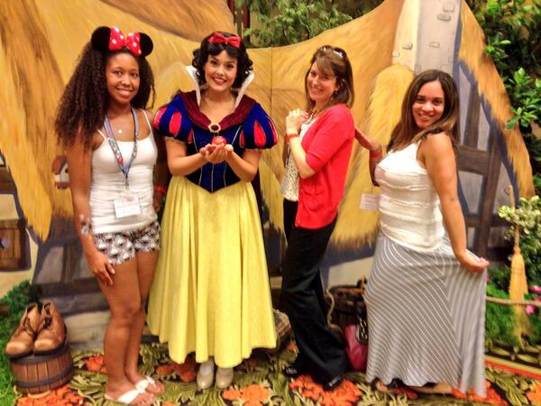 honeyandlimeco's tweet photo. We met Snow White! @rockinmama @CatchingUpWKate #typeadl she must be super old! http://t.co/hgslGxIUVW