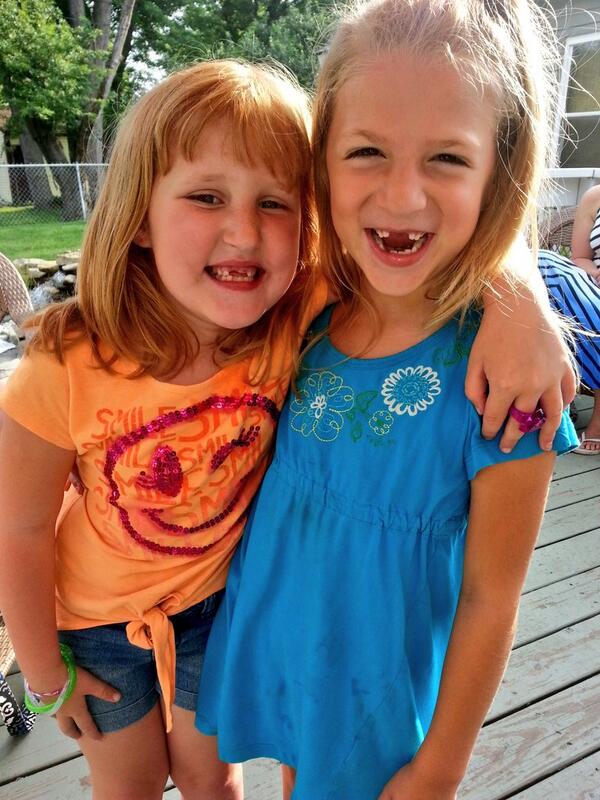 KRichards88's tweet image. My daughter n niece! To pees in a pod #missingfrontteeth