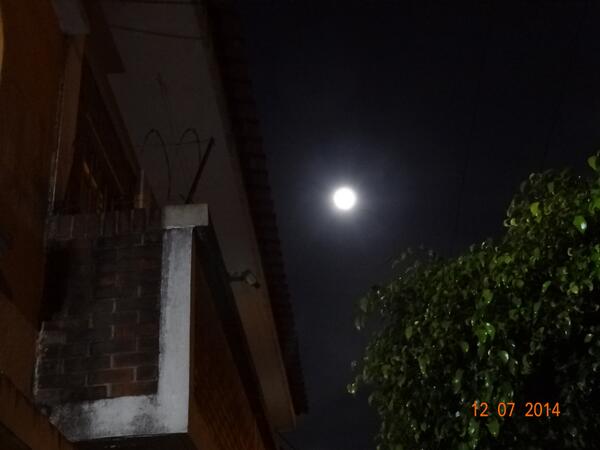 NuestroDiario's tweet photo. Vía @ulicat #SúperLuna desde Mixco, Guatemala http://t.co/Ab7VB1gnoH #ReporteND