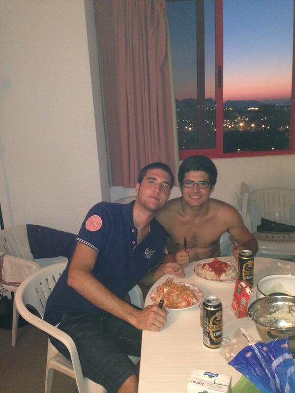 VictorFrances17's tweet photo. El típico cenayuno con @teruel16 al volver de fiesta http://t.co/u2sTCzP8Dg