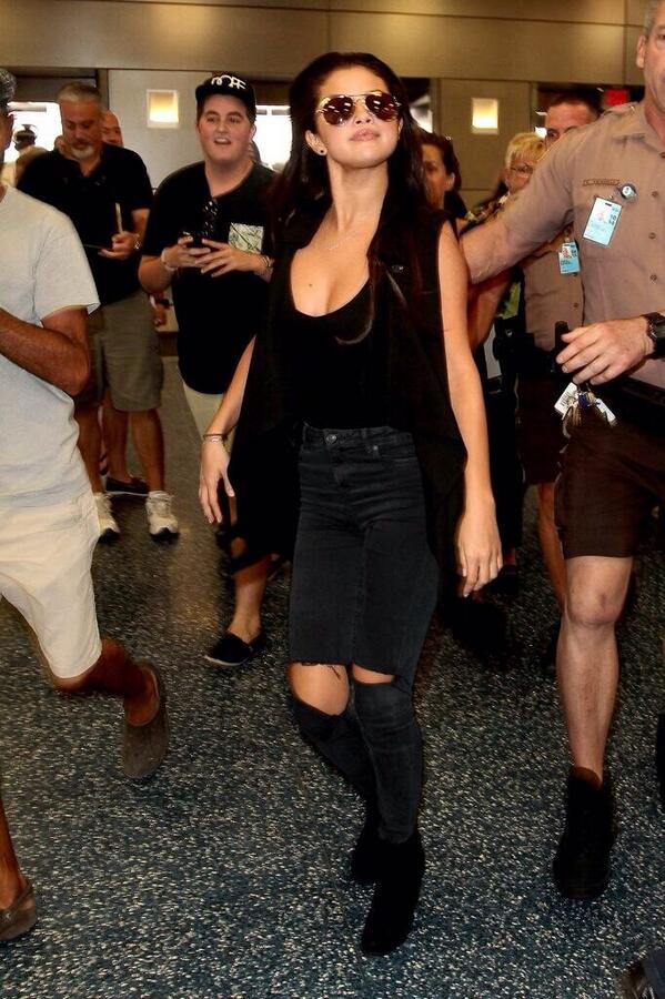 SelenatorINA's tweet image. Selena at the Miami International Airport (going back to LA) *4