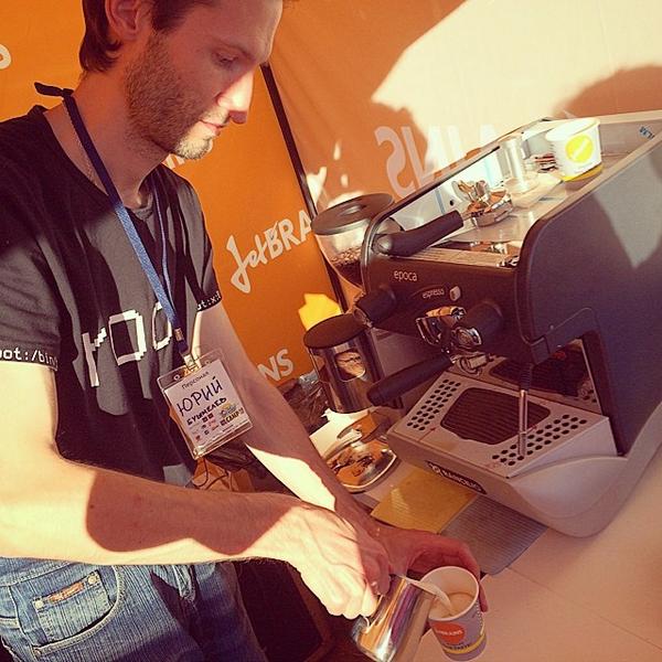 Один из основателей <a href="/hubcafe_ru/">Хаб-кафе</a> приготовил для гостей #ulcamp около ТЫСЯЧИ чашек кофе. Запечатлено <a href="/e_okhotnikov/">Evgeniy Okhotnikov</a>