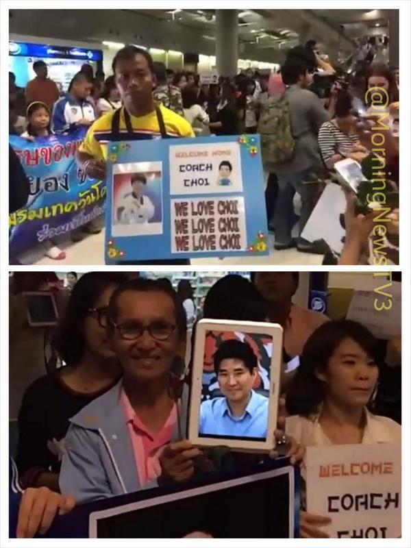MorningNewsTV3's tweet photo. 22.50 น. รวมภาพบรรยากาศที่ประชาชนรอรับโค้ชเชที่ สนามบินสุวรรณภูมิ http://t.co/NrNzkJ9nnw