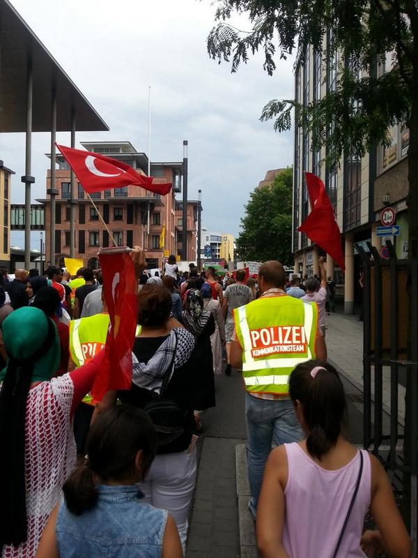 bkeskin26's tweet photo. Bugün'de Gazze deki kardeslerimizi Destekledik!!! Burasi Almanya! Burasi Aschaffenburg! Gör ve Duy Merkel !!! http://t.co/4H2TSQWZ3D