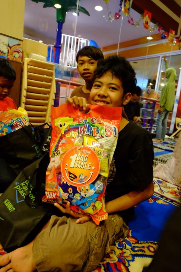 aMrazing's tweet photo. "Aku mau sekolah sampe gak pake seragam!"
"Kuliah?"
"Iya."
"Aaaamiiin!"
#OneBagOneSmile :') http://t.co/IEY168PN7U