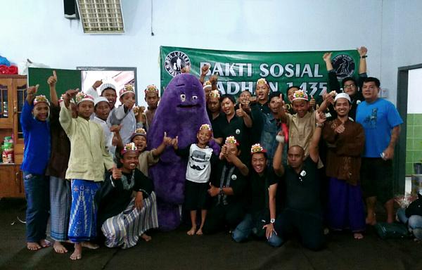 Foto bareng adek2 Panti Asuhan Panjura, Sukun. 😀😀😀😀