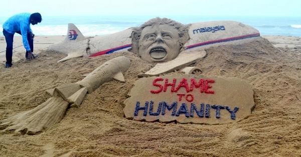 Planesonearth's tweet photo. A symbol of tribute to #MH17 made by Indian, Sudarsan Pattnaik, artist sculpture at Puri beach in Odisha, India. http://t.co/1R73iKezm9