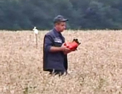 GlobalHM's tweet photo. #tragedimh17 Foto pamer lelaki pegang kotak hitam di kawasan nahas. Tapi tidak dimaklumkan di mana ia kini - NBC http://t.co/uJm8d7Q6cy