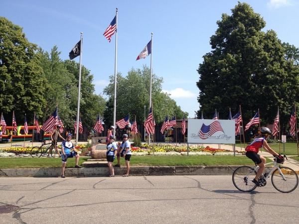 duffyusma's tweet photo. UIU salutes Sheldon Veterans Memorial - WELL DONE - HOOAH! #Team Peacock http://t.co/PWZ2iYsxH8