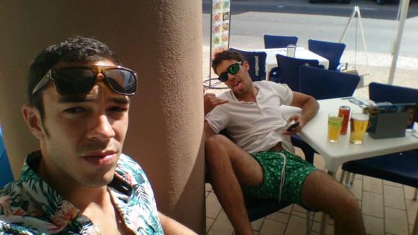 Carolo17's tweet photo. El Duo Calavera. jajajaja!!! @icrespof http://t.co/UAzl92yB6m