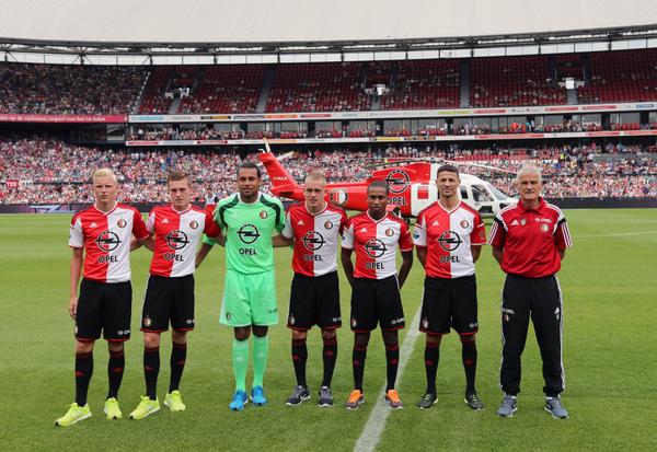 Feyenoord's tweet image. Nieuwelingen vol verwachting onthaald in volle Kuip bit.ly/1rfgzWw