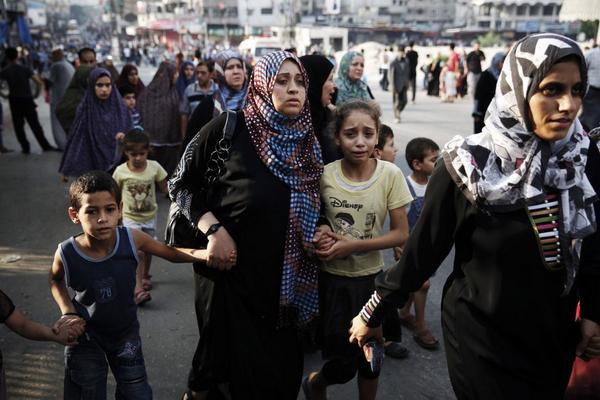 el_pais's tweet photo. Fotogalería: Huyendo de sus casas en Gaza http://t.co/06x4qL5vps Más de 330 palestinos han muerto en 12 días http://t.co/tYiuejj9iR