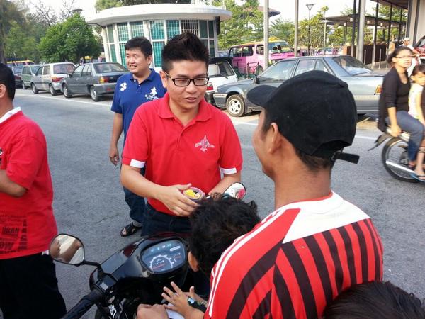 Went to Pangkor Island this afternoon with <a href="/ngehkooham/">Ngeh Koo Ham 倪可汉</a> to distribute dates (kurma) to rakyat. DAP for all !!!