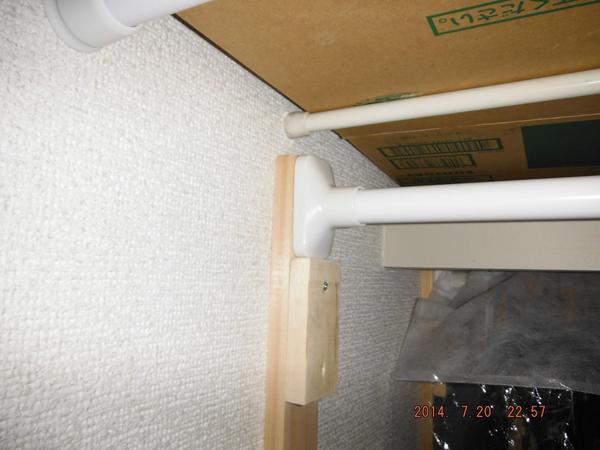 中尾真二 ネットで見つけた方法 突っ張り棒に重いものをぶら下げても落ちない方法 木造家屋なので 湿気や乾燥などで 1年に1回か２回 脱落してたが これでなくなるか Http T Co Sh4epxkosb